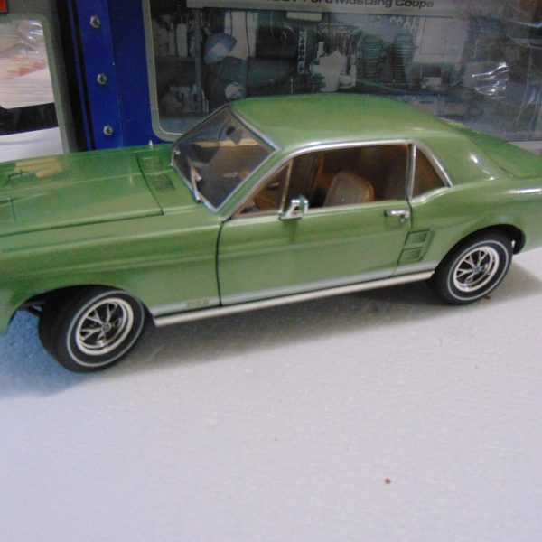 voiture verte 1/18